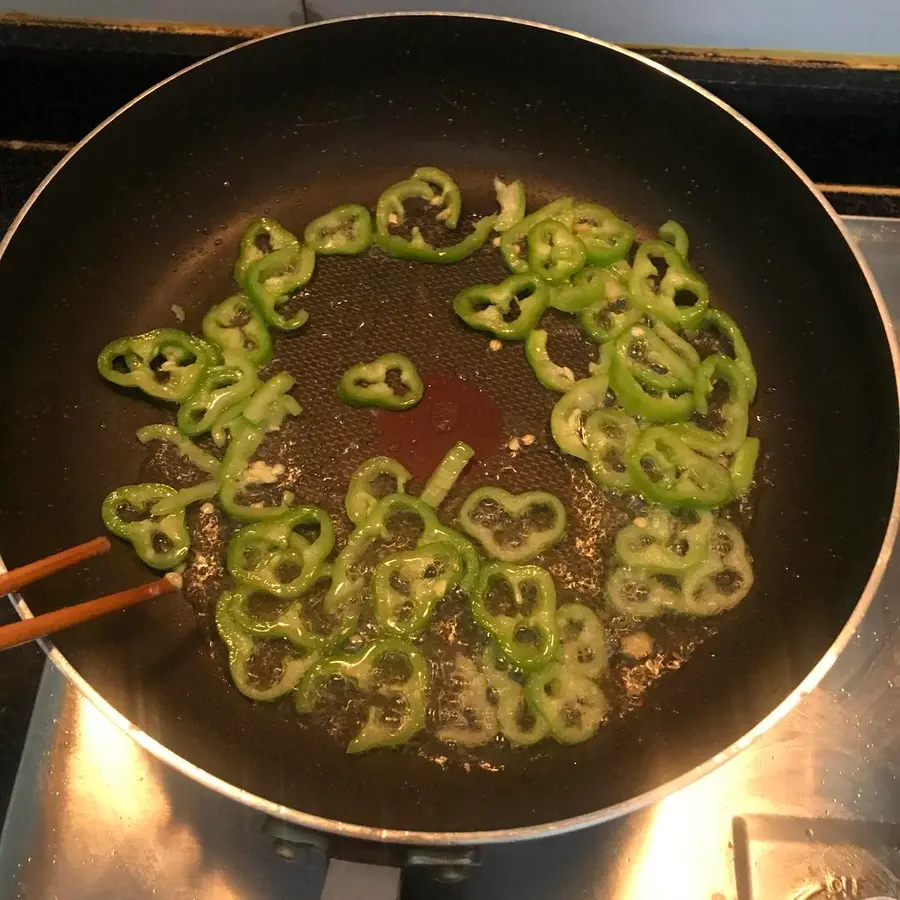 Stir-fried instant noodles  with the soul of a late-night instant noodle master step 0