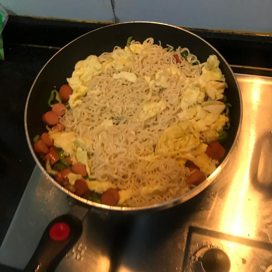 Stir-fried instant noodles  with the soul of a late-night instant noodle master step 0