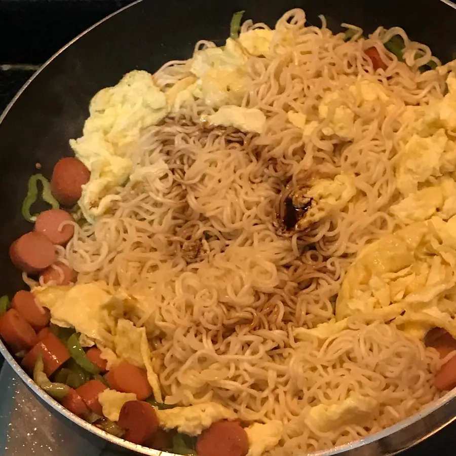 Stir-fried instant noodles  with the soul of a late-night instant noodle master step 0