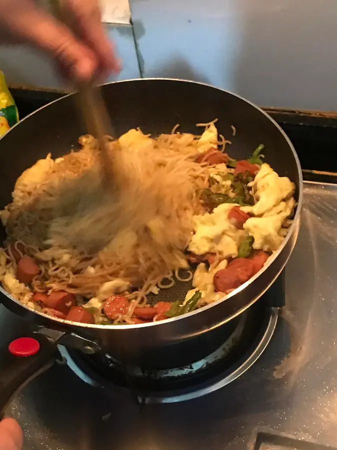 Stir-fried instant noodles  with the soul of a late-night instant noodle master step 0