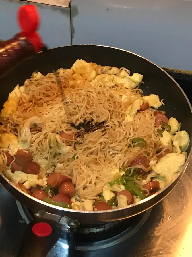 Stir-fried instant noodles  with the soul of a late-night instant noodle master step 0