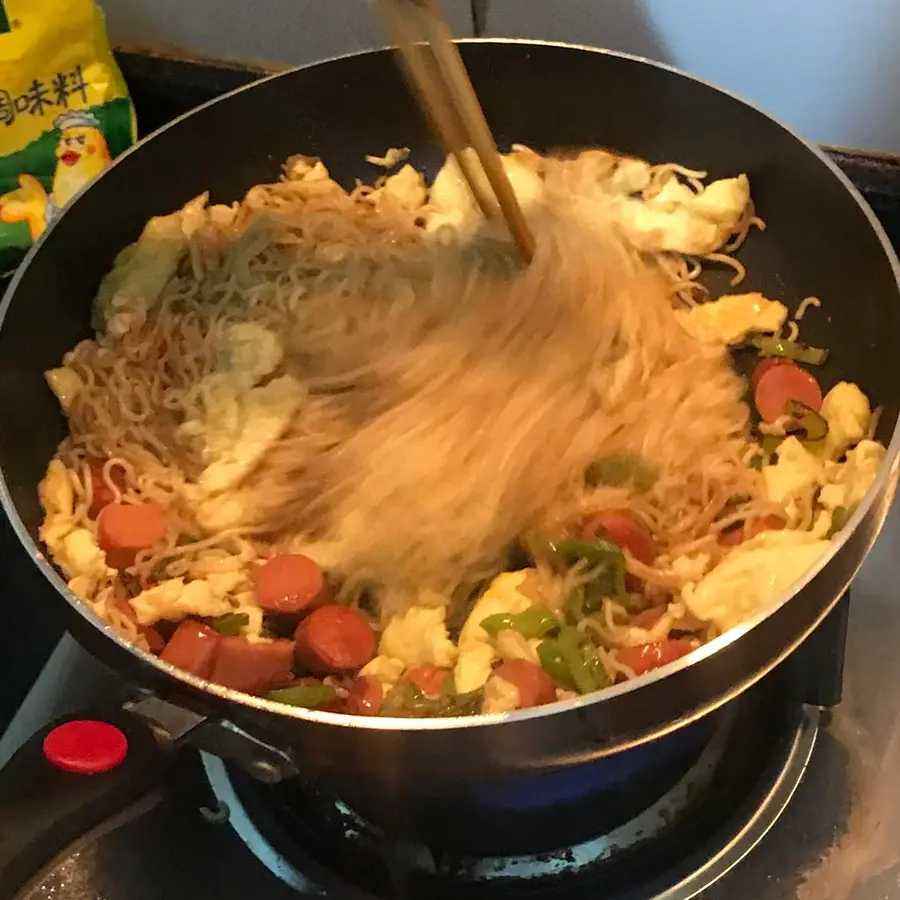 Stir-fried instant noodles  with the soul of a late-night instant noodle master step 0