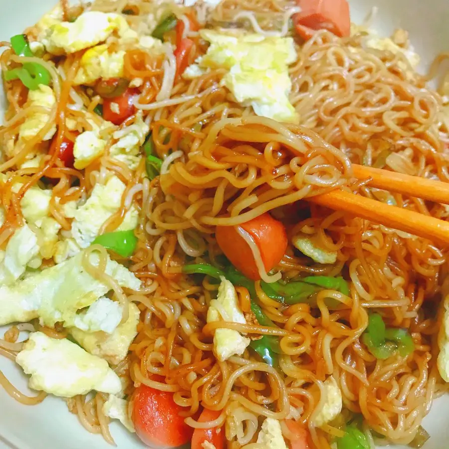 Stir-fried instant noodles  with the soul of a late-night instant noodle master step 0