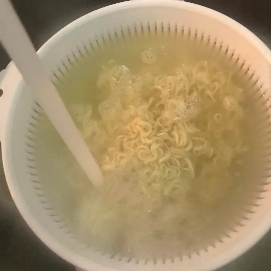 Stir-fried instant noodles  with the soul of a late-night instant noodle master step 0