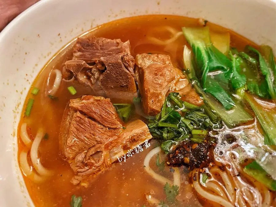 Late-night cafeteria: steaming braised pork rib noodles step 0