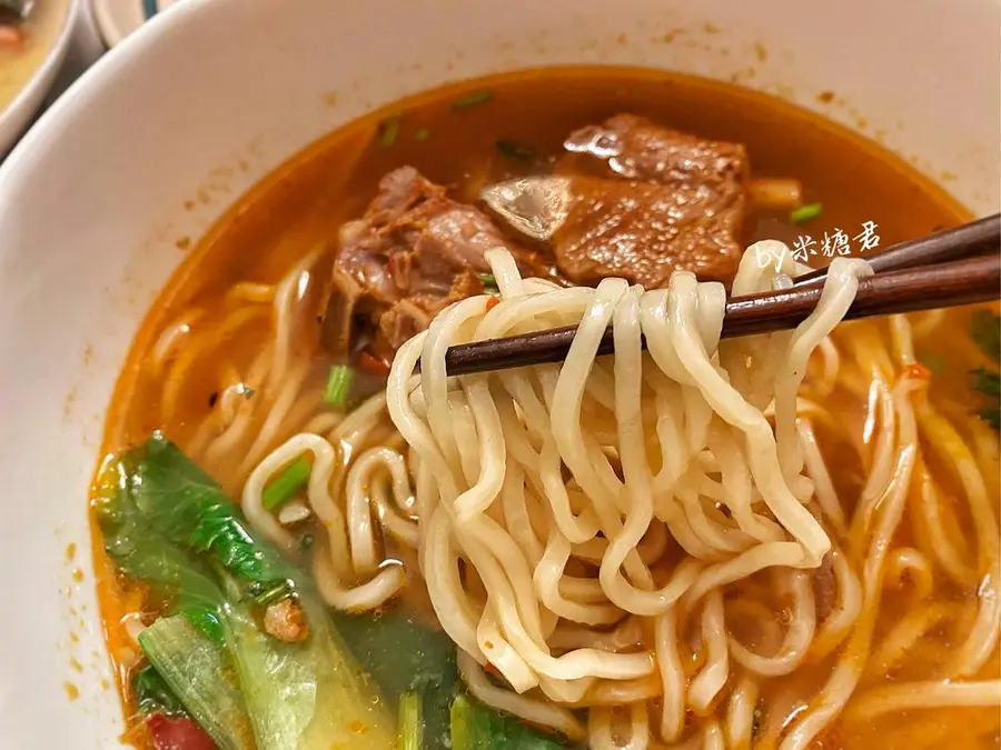 Late-night cafeteria: steaming braised pork rib noodles step 0