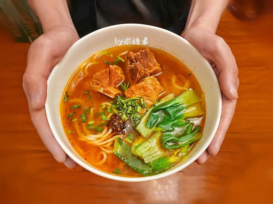 Late-night cafeteria: steaming braised pork rib noodles