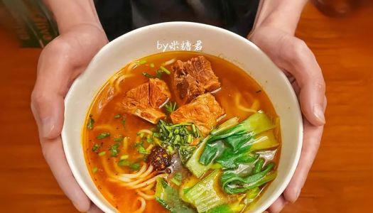 Late-night cafeteria: steaming braised pork rib noodles