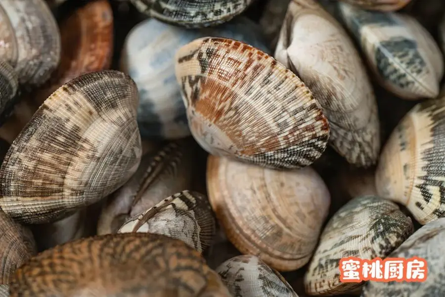 Steamed clams with wine in 