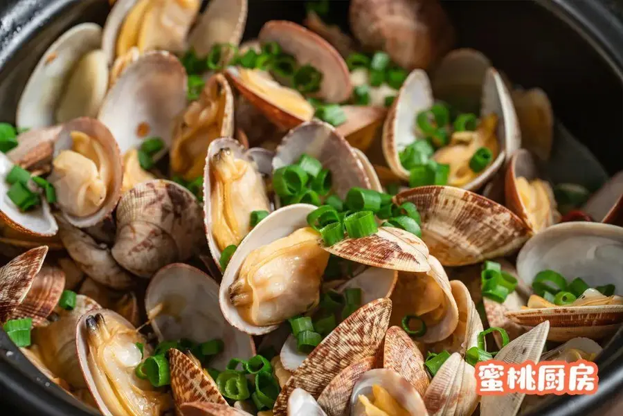 Steamed clams with wine in 