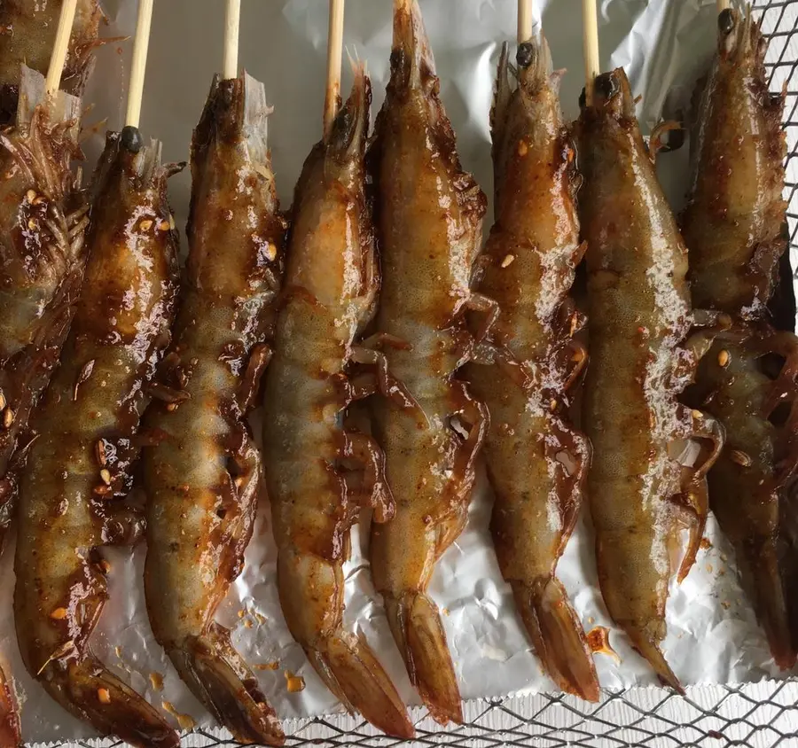 Cumin grilled prawns in a late-night cafeteria step 0