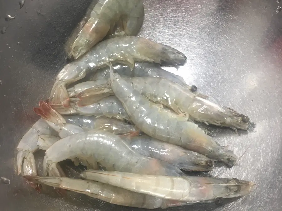 Cumin grilled prawns in a late-night cafeteria step 0