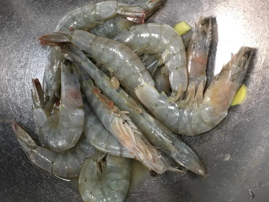 Cumin grilled prawns in a late-night cafeteria step 0