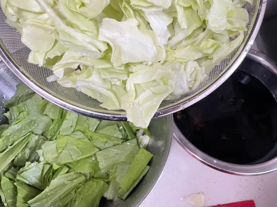 Boiled pork slices are a simple version of the home of the filter material residue step 0