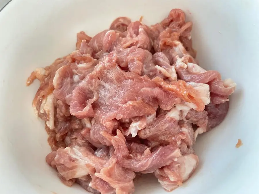 Boiled pork slices are a simple version of the home of the filter material residue step 0