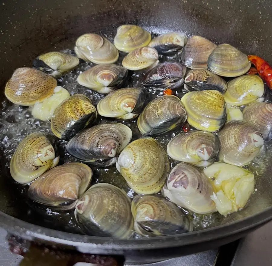 Late-night canteen wine steamed clams, super fresh step 0