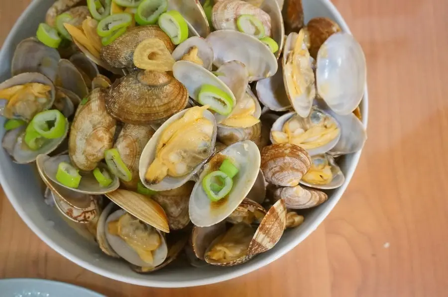 Late-night cafeteria wine boiled clams