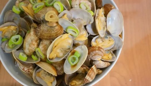 Late-night cafeteria wine boiled clams