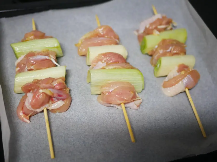 Late-night cafeteria|Japanese-style salt-grilled chicken and green onion skewers step 0