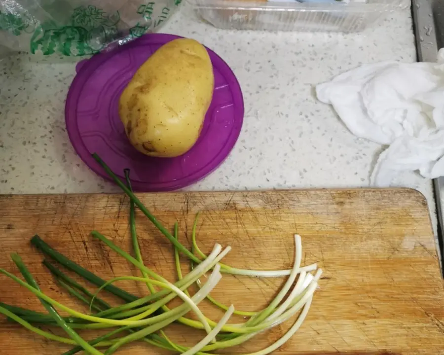 Kuaishou version of shredded potato pancakes with green onion (can be eaten for breakfast and dinner, no electric baking pan required) step 0