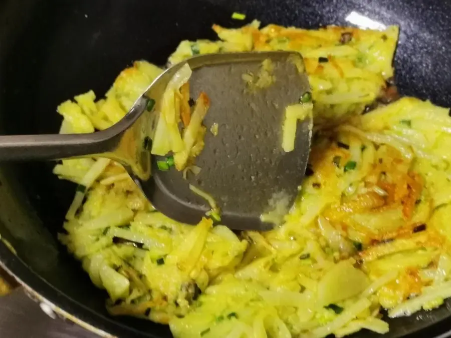 Kuaishou version of shredded potato pancakes with green onion (can be eaten for breakfast and dinner, no electric baking pan required) step 0