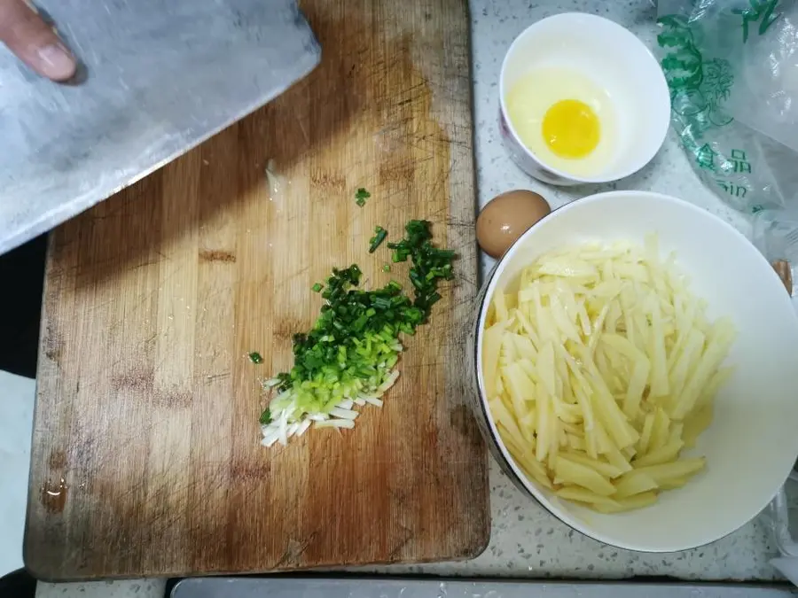 Kuaishou version of shredded potato pancakes with green onion (can be eaten for breakfast and dinner, no electric baking pan required) step 0