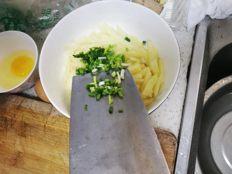 Kuaishou version of shredded potato pancakes with green onion (can be eaten for breakfast and dinner, no electric baking pan required) step 0