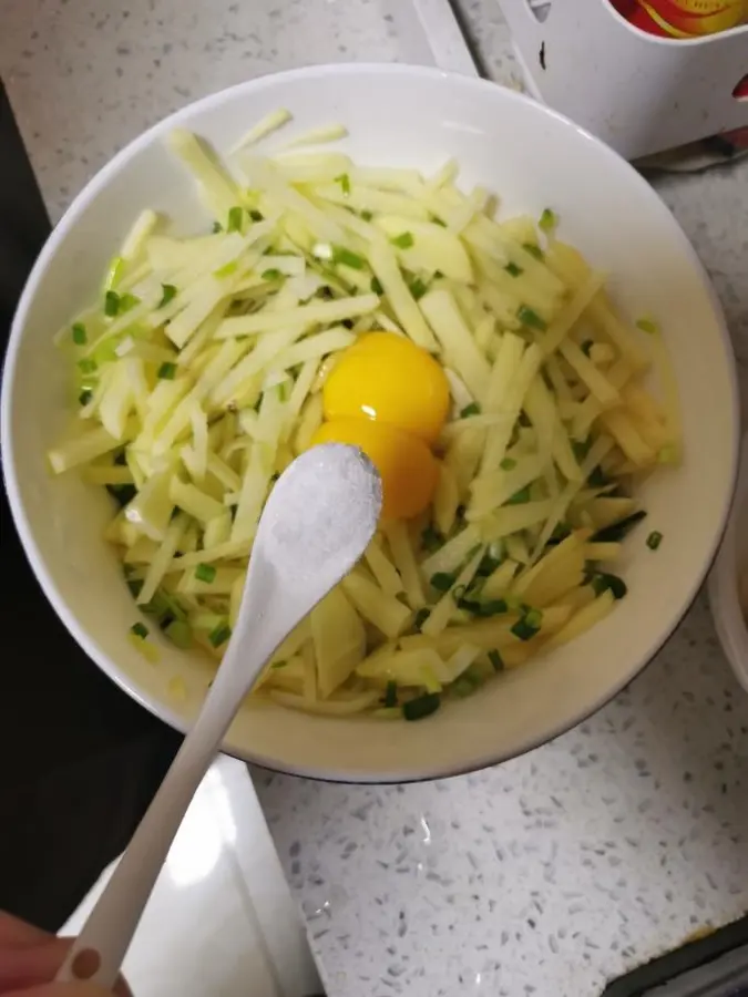 Kuaishou version of shredded potato pancakes with green onion (can be eaten for breakfast and dinner, no electric baking pan required) step 0