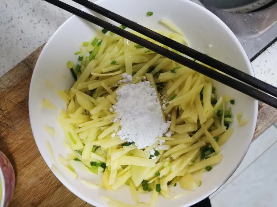 Kuaishou version of shredded potato pancakes with green onion (can be eaten for breakfast and dinner, no electric baking pan required) step 0