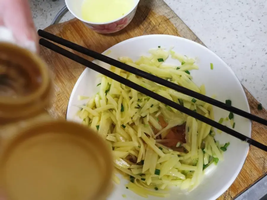 Kuaishou version of shredded potato pancakes with green onion (can be eaten for breakfast and dinner, no electric baking pan required) step 0