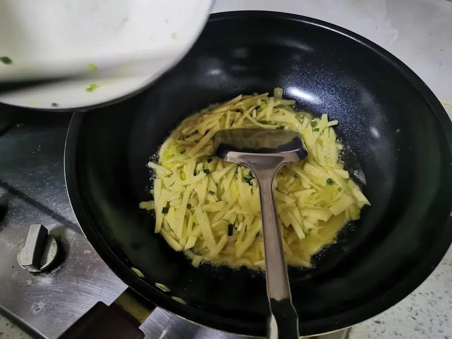 Kuaishou version of shredded potato pancakes with green onion (can be eaten for breakfast and dinner, no electric baking pan required) step 0