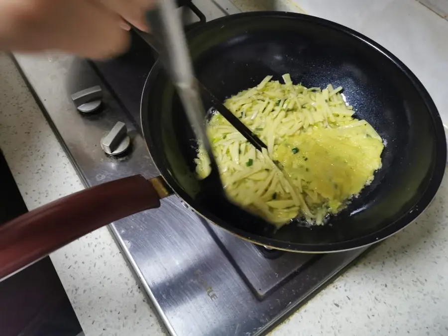 Kuaishou version of shredded potato pancakes with green onion (can be eaten for breakfast and dinner, no electric baking pan required) step 0