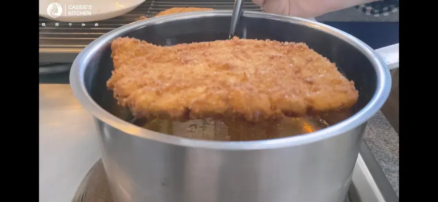 Japanese style tonkatsu rice (late-night cafeteria fried pork cutlet slide egg) step 0