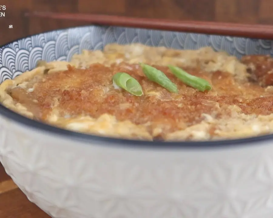 Japanese style tonkatsu rice (late-night cafeteria fried pork cutlet slide egg)