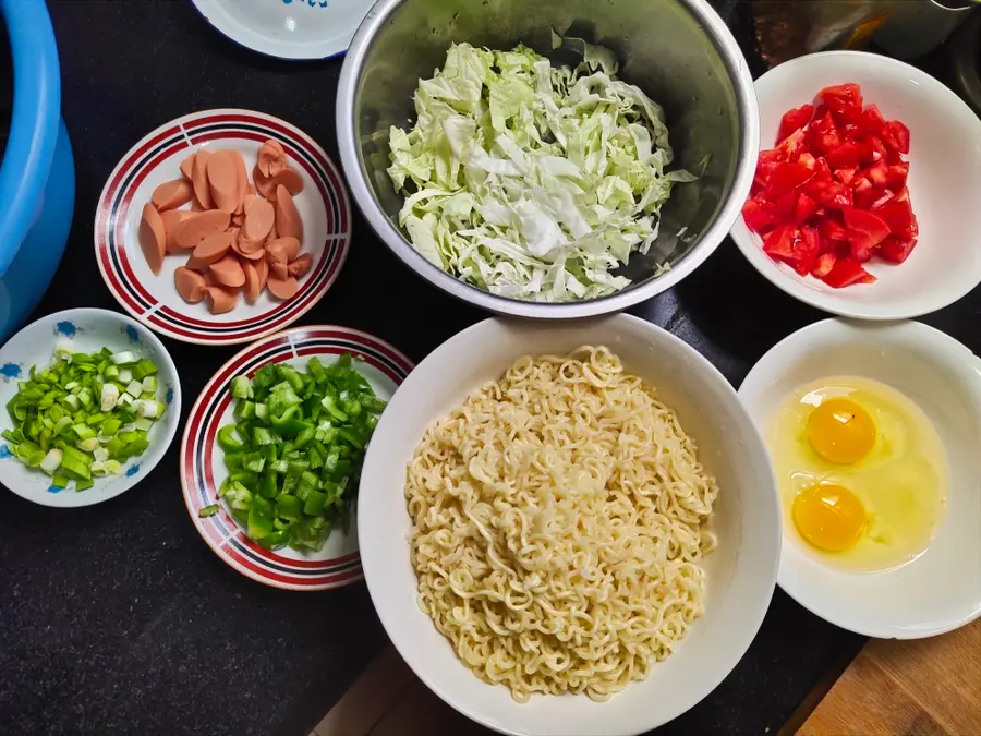 Late-night cafeteria stir-fried instant noodles step 0