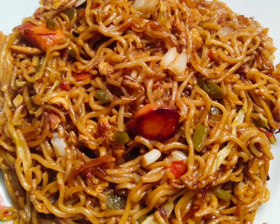 Late-night cafeteria stir-fried instant noodles