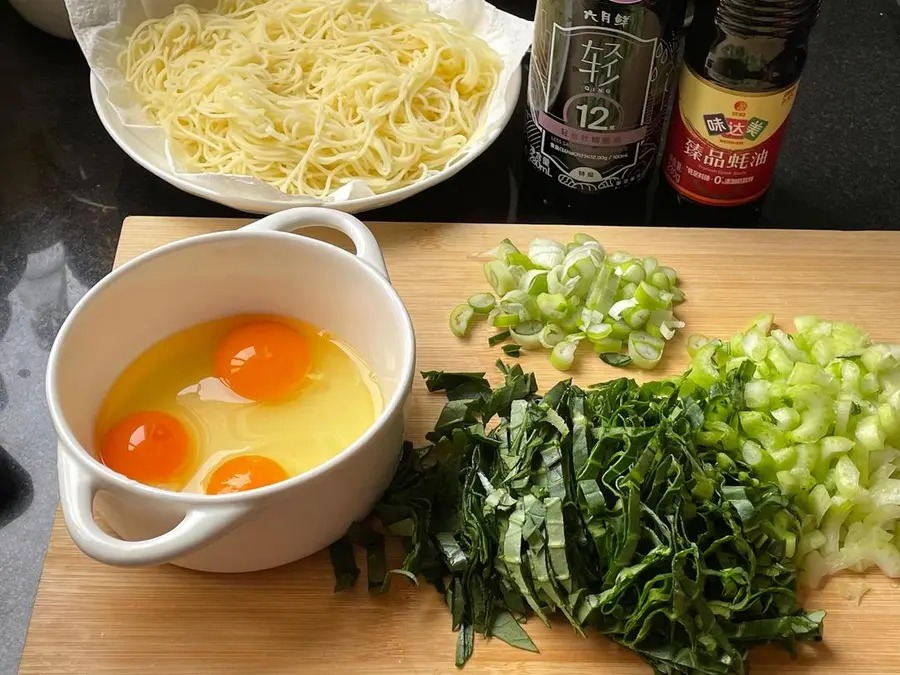 Egg fried noodles at the late-night cafeteria step 0