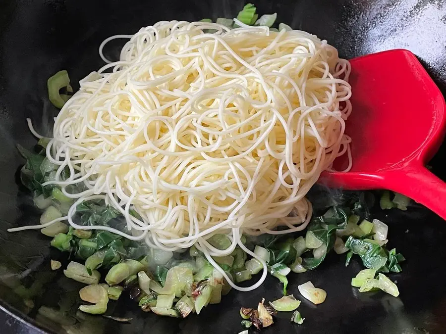 Egg fried noodles at the late-night cafeteria step 0