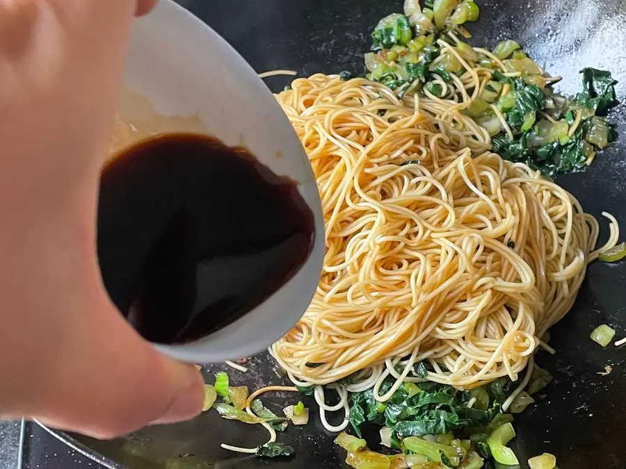 Egg fried noodles at the late-night cafeteria step 0