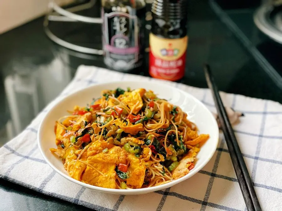 Egg fried noodles at the late-night cafeteria