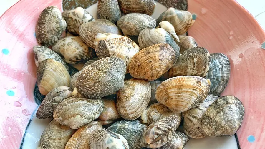 Wine-steamed clams in the late-night cafeteria Xiaomei step 0