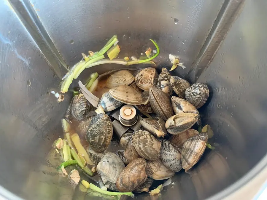 Wine-steamed clams in the late-night cafeteria Xiaomei step 0