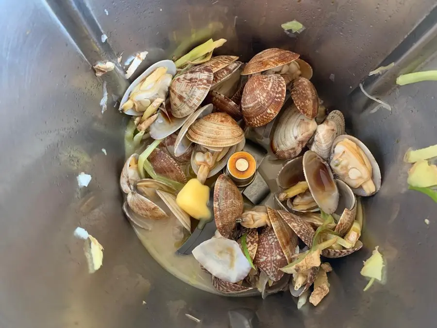 Wine-steamed clams in the late-night cafeteria Xiaomei step 0