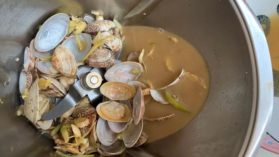 Wine-steamed clams in the late-night cafeteria Xiaomei step 0