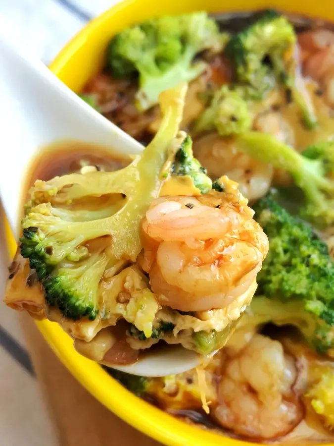 Steamed eggs with shrimp and broccoli and tofu! The explosion is delicious!