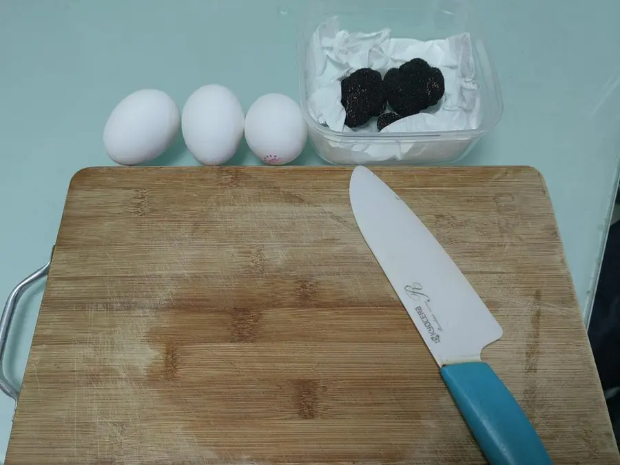 Steamed eggs with black truffles step 0