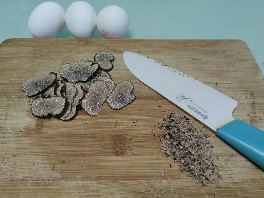 Steamed eggs with black truffles step 0