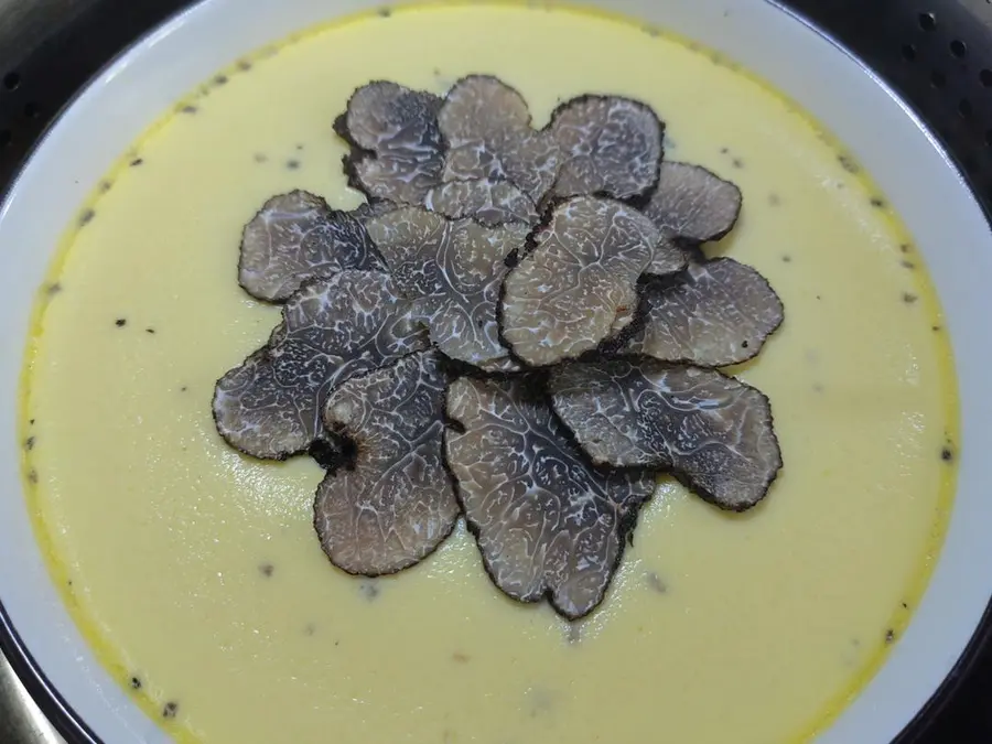 Steamed eggs with black truffles step 0