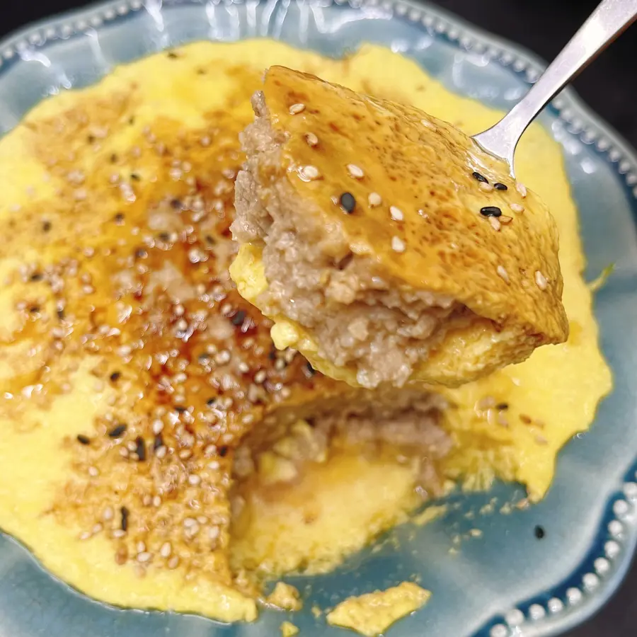 Steamed eggs with meatloaf that both adults and children love