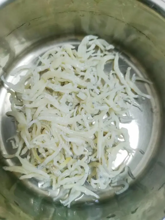 Steamed eggs with whitebait step 0